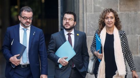 Ester Capella, consejera de Justicia, junto al vicepresidente de la Generalitat y conseller de Econom&iacute;a y Hacienda, Pere Aragon&egrave;s (c), y el conseller Acci&oacute;n Exterior, Relaciones Institucionales y Transparencia, Alfred Bosch (i), 
