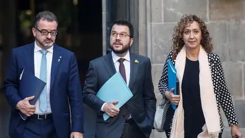 Ester Capella, consejera de Justicia, junto al vicepresidente de la Generalitat y conseller de Economía y Hacienda, Pere Aragonès (c), y el conseller Acción Exterior, Relaciones Institucionales y Transparencia, Alfred Bosch (i), Ester Capella, consejera de Justicia, junto al vicepresidente de la Generalitat y conseller de Economía y Hacienda, Pere Aragonès (c), y el conseller Acción Exterior, Relaciones Institucionales y Transparencia, Alfred Bosch (i),