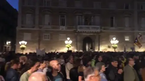 Miles de personas abarrotan la plaza de Sant Jaume para protestar contra la sentencia del 'procés' Miles de personas abarrotan la plaza de Sant Jaume para protestar contra la sentencia del 'procés'