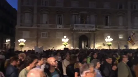 Miles de personas abarrotan la plaza de Sant Jaume para protestar contra la sentencia del 'procés' Miles de personas abarrotan la plaza de Sant Jaume para protestar contra la sentencia del 'procés'