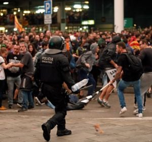 Un mosso d'esquadra durante una de las cargas contra las miles de personas se agolpan ante el Aeropuerto del Prat después de que la plataforma Tsunami Democràtic haya llamado a paralizar la actividad del aeropuerto, en protesta por la condena a los líderes del 'procés'. Un mosso d'esquadra durante una de las cargas contra las miles de personas se agolpan ante el Aeropuerto del Prat después de que la plataforma Tsunami Democràtic haya llamado a paralizar la actividad del aeropuerto, en protesta por la condena a los líderes del 'procés'.