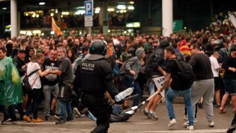 Un mosso d'esquadra durante una de las cargas contra las miles de personas se agolpan ante el Aeropuerto del Prat despu&eacute;s de que la plataforma Tsunami Democr&agrave;tic haya llamado a paralizar la actividad del aeropuerto, en protesta por la condena a los l&iacute;deres del 'proc&eacute;s'.