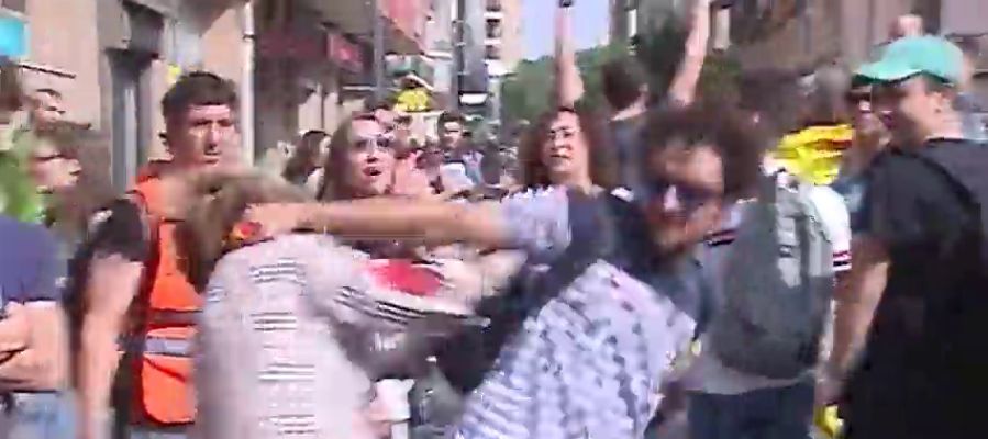 Brutal agresión a una mujer con una bandera de España en las protestas por la sentencia del procés Brutal agresión a una mujer con una bandera de España en las protestas por la sentencia del procés