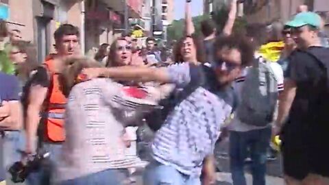 Brutal agresi&oacute;n a una mujer con una bandera de Espa&ntilde;a en las protestas por la sentencia del proc&eacute;s