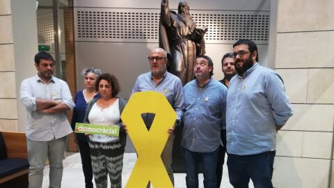 Diputados de M&eacute;s per Mallorca con un lazo amarillo en apoyo a los condenados por el Proc&eacute;s. 