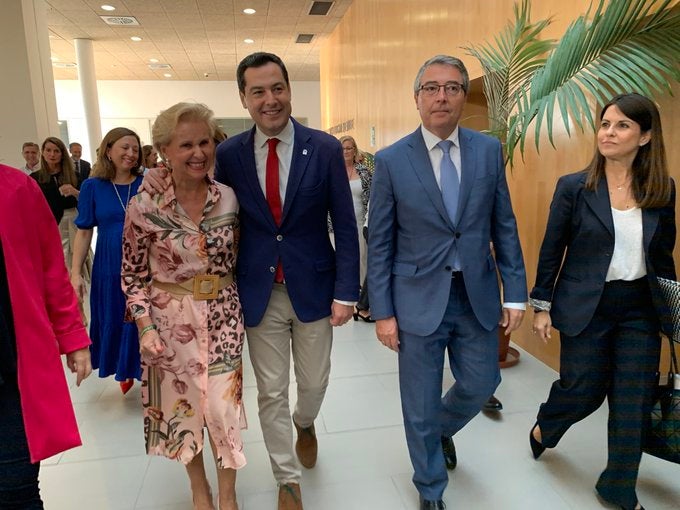 Juanma Moreno destaca, desde Málaga, el papel de la mujer rural para "transformar social y económicamente el interior de Andalucía" Juanma Moreno destaca, desde Málaga, el papel de la mujer rural para "transformar social y económicamente el interior de Andalucía"