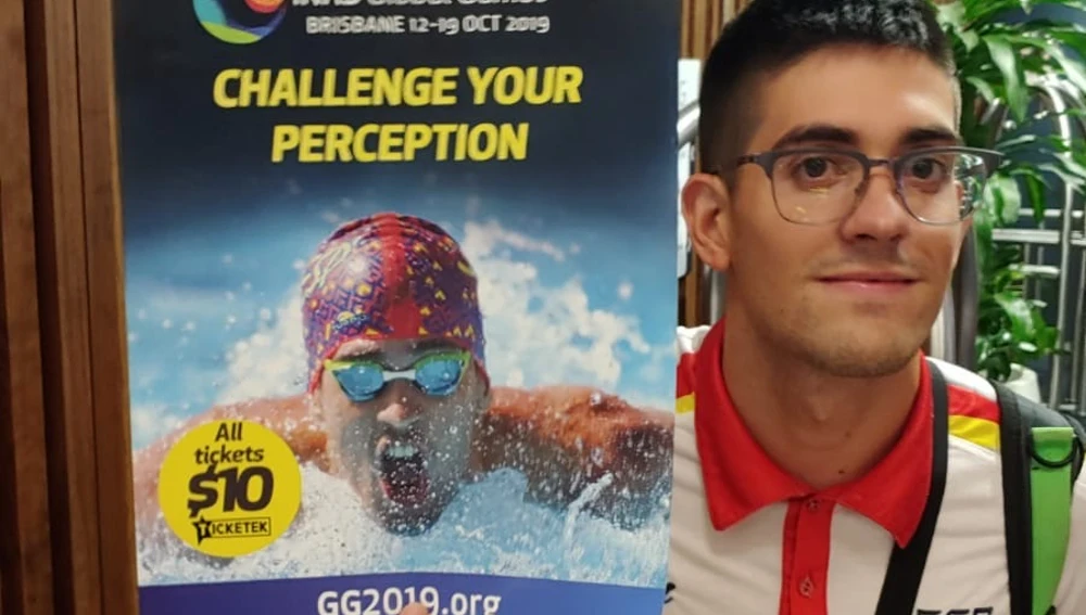 Luis Paredes, con el cartel anunciador del Mundial de Brisbane, en Australia.