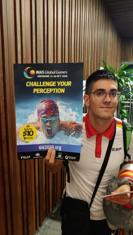Luis Paredes, con el cartel anunciador del Mundial de Brisbane, en Australia.