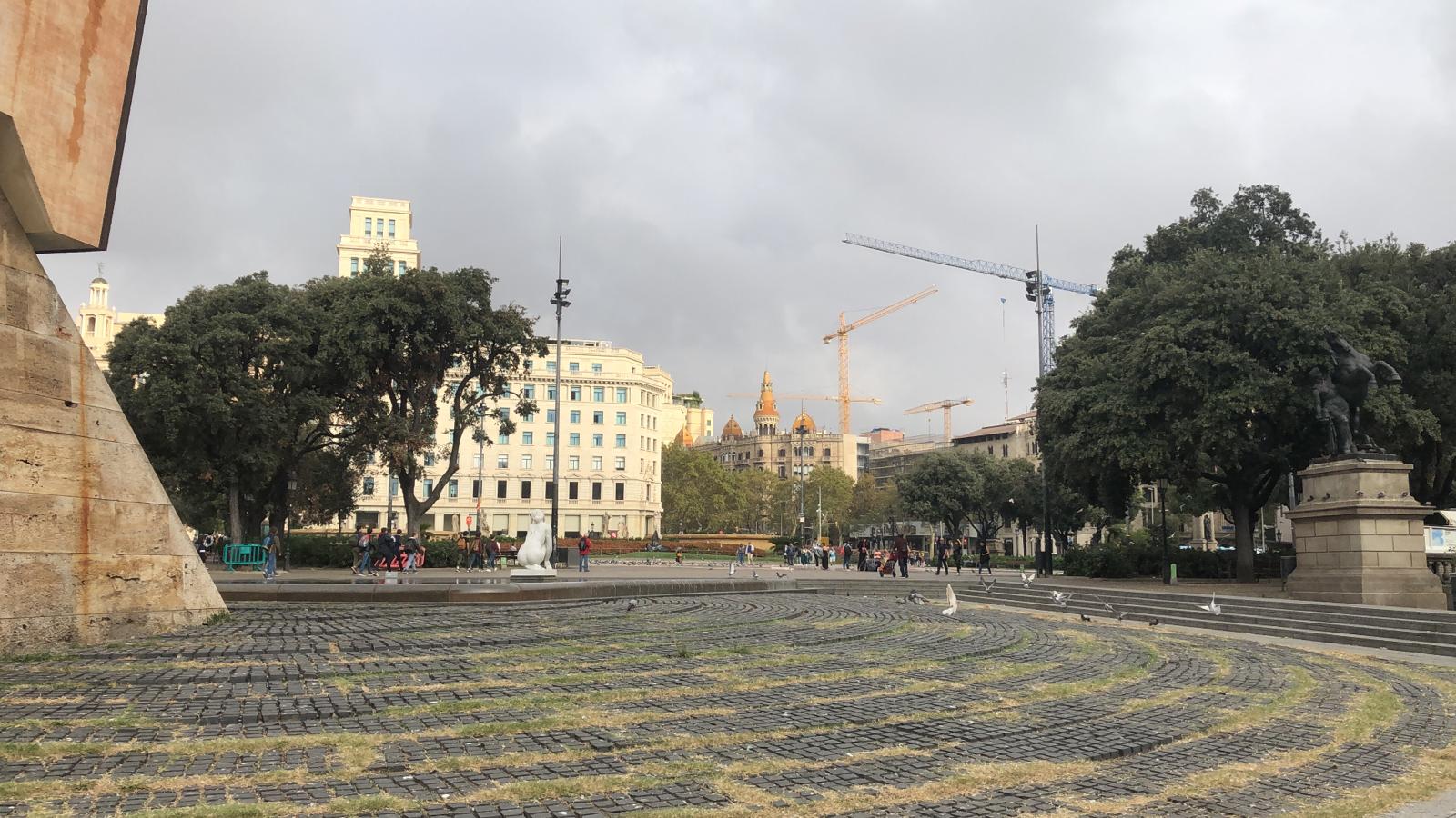 Calma absoluta en la Plaza de Cataluña tras ser convocada una manifestación de estudiantes Calma absoluta en la Plaza de Cataluña tras ser convocada una manifestación de estudiantes