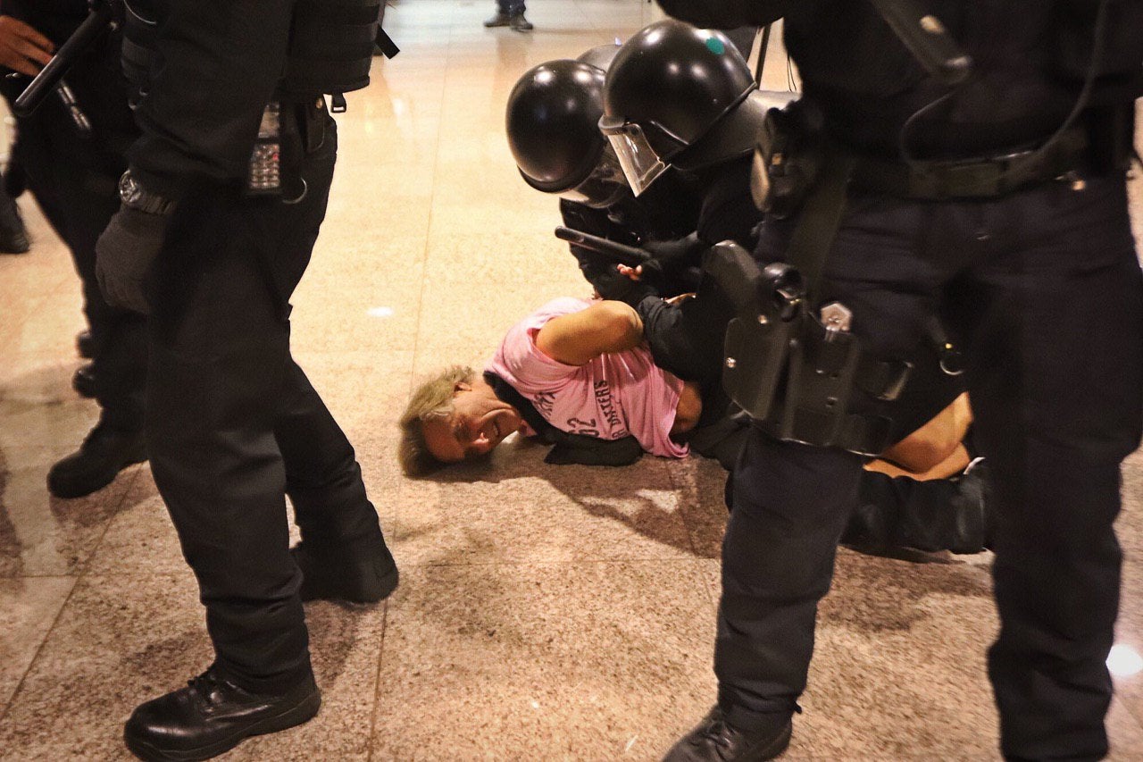 Los Mossos detienen a un manifestante en el metro por atentado a la autoridad Los Mossos detienen a un manifestante en el metro por atentado a la autoridad