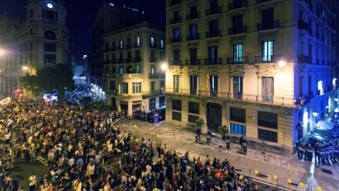 Polic&iacute;as antidisturbios custodian la comisaria de la Polic&iacute;a Nacional de la Via Laietana de Barcelona.