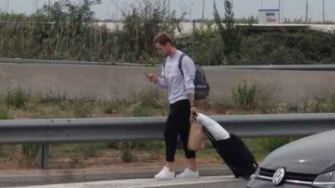 Rakitic, a pie por la carretera de El Prat debido a los cortes en el aeropuerto. 