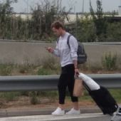 Rakitic, a pie por la carretera de El Prat debido a los cortes en el aeropuerto. 