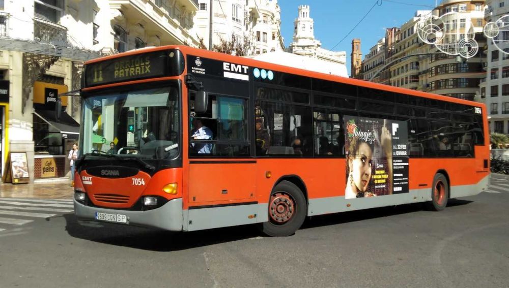 Un autobús de la EMT circulando por València