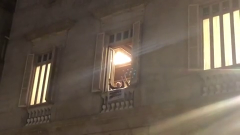 Cuelgan un cartel de "Llibertat presos polítics" en el ayuntamiento de Barcelona Cuelgan un cartel de "Llibertat presos polítics" en el ayuntamiento de Barcelona