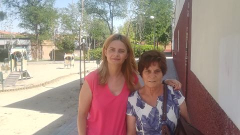 Ana Bel&eacute;n, en compa&ntilde;&iacute;a con su madre biol&oacute;gica
