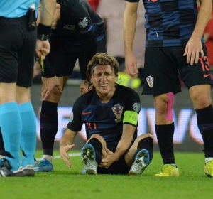 Luka Modric, sentado sobre el césped en el partido de Croacia Luka Modric, sentado sobre el césped en el partido de Croacia