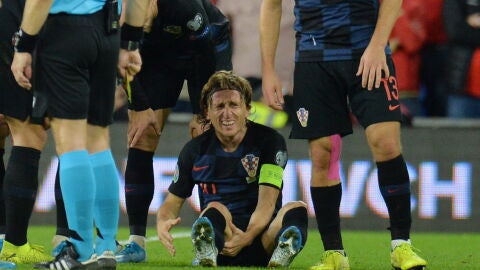 Luka Modric, sentado sobre el c&eacute;sped en el partido de Croacia