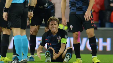 Luka Modric, sentado sobre el césped en el partido de Croacia Luka Modric, sentado sobre el césped en el partido de Croacia