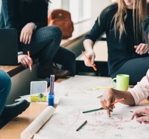 Jóvenes haciendo un proyecto Jóvenes haciendo un proyecto