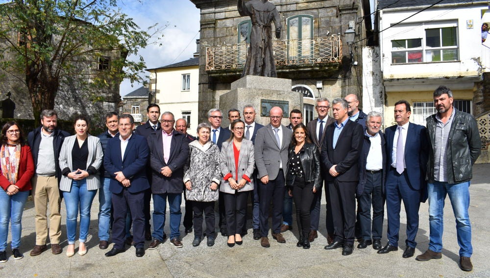 Alfonso Rueda e Ethel Vázquez na reunión na Gudiña