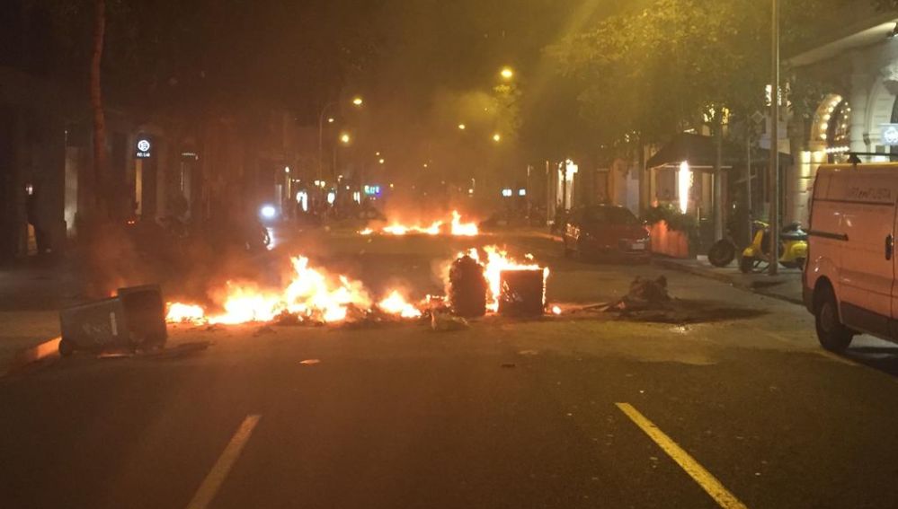 Contenedores quemados por los disturbios en Barcelona