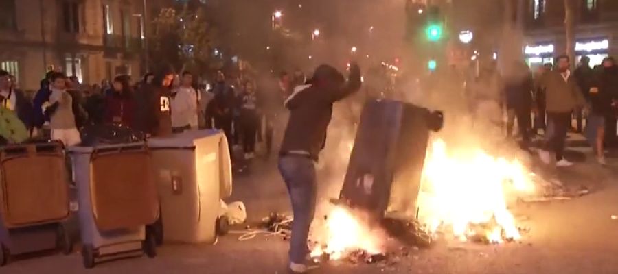 Grupos independentistas prenden fuego a varios contenedores en Barcelona Grupos independentistas prenden fuego a varios contenedores en Barcelona