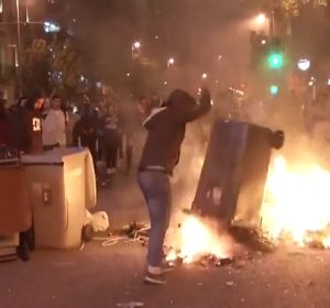 Grupos independentistas prenden fuego a varios contenedores en Barcelona Grupos independentistas prenden fuego a varios contenedores en Barcelona