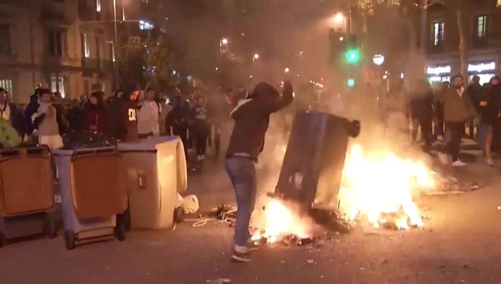 Grupos independentistas prenden fuego a varios contenedores en Barcelona