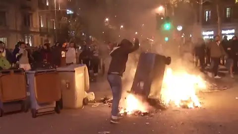 Grupos independentistas prenden fuego a varios contenedores en Barcelona Grupos independentistas prenden fuego a varios contenedores en Barcelona