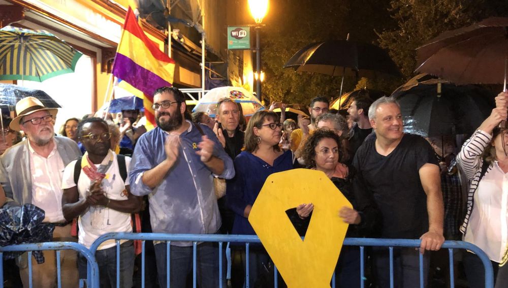 Varios miembros de Més per Mallorca, en la concentración contra la sentencia del Procés, en Palma. 