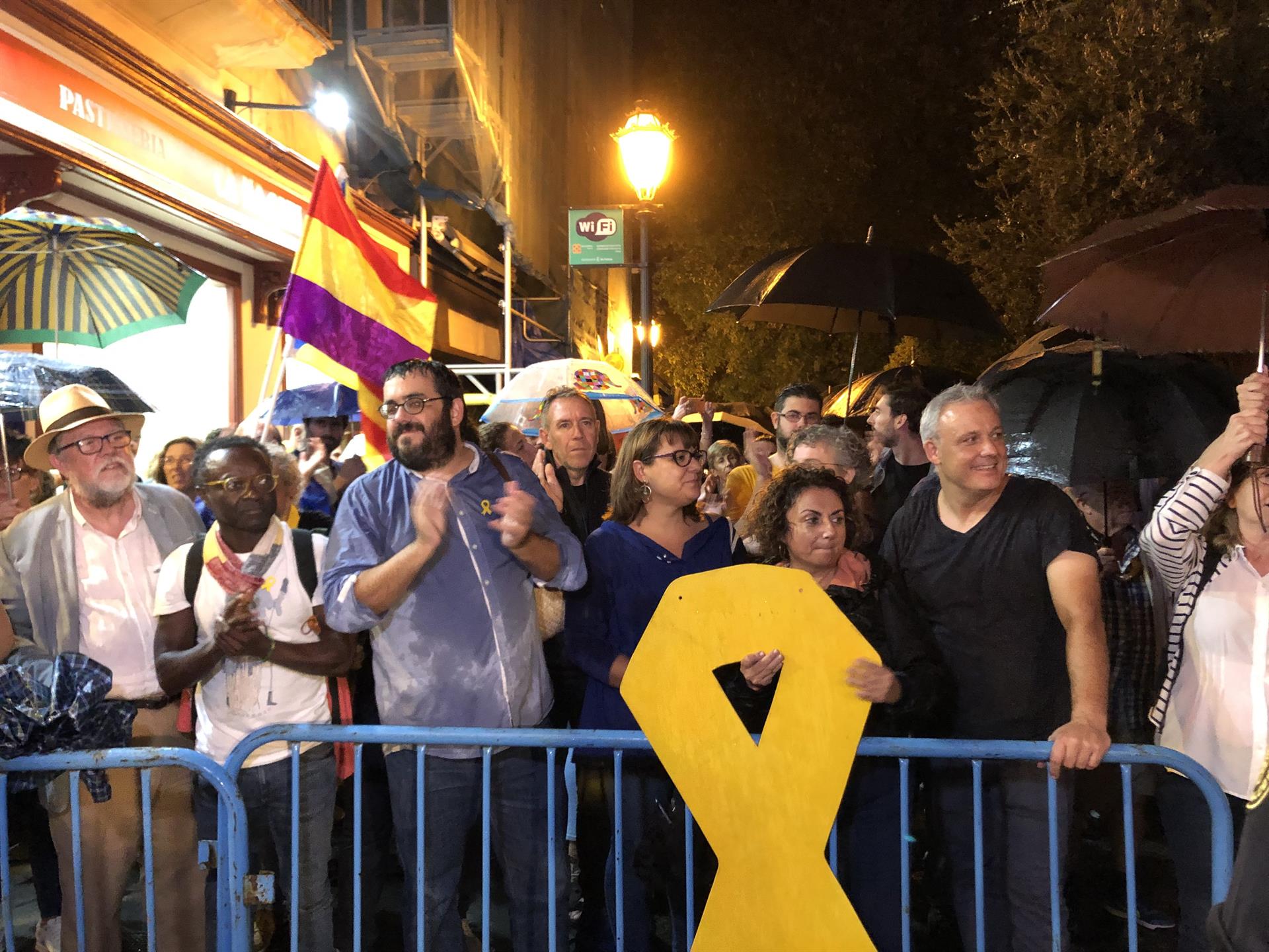 Más de 1.000 personas se concentran en Palma para protestar contra de la sentencia del 'Procés' Más de 1.000 personas se concentran en Palma para protestar contra de la sentencia del 'Procés'
