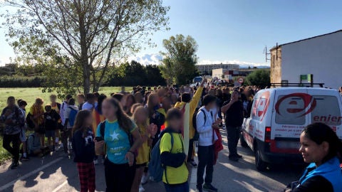 Los alumnos de un instituto de Càssa de la Selva cortan un tramo de la C-65