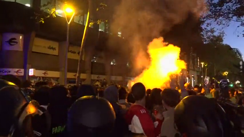 Tensión por las cargas policiales en Barcelona que dejan varios detenidos Tensión por las cargas policiales en Barcelona que dejan varios detenidos
