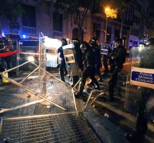 Los Mossos d'Esquadra cargan contra los manifestantes que tratan de romper el cordón policial en Barcelona Los Mossos d'Esquadra cargan contra los manifestantes que tratan de romper el cordón policial en Barcelona