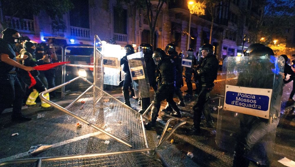 Los Mossos d'Esquadra cargan contra los manifestantes que tratan de romper el cordón policial en Barcelona