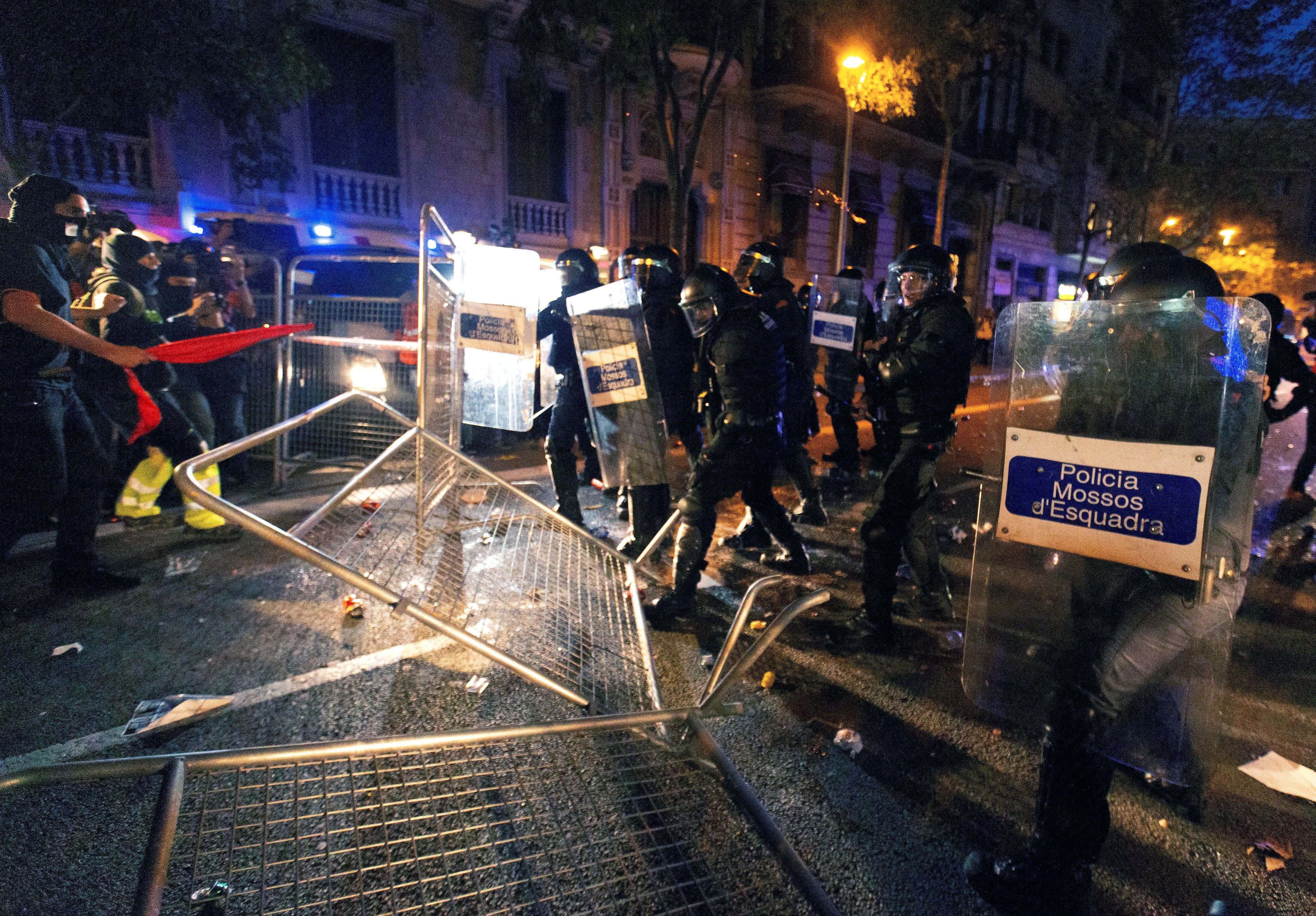 ¿Estar con los manifestantes o estar con los Mossos? ¿Estar con los manifestantes o estar con los Mossos?
