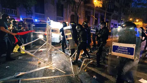 Los Mossos d'Esquadra cargan contra los manifestantes que tratan de romper el cordón policial en Barcelona Los Mossos d'Esquadra cargan contra los manifestantes que tratan de romper el cordón policial en Barcelona