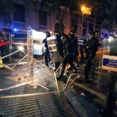 Los Mossos d'Esquadra cargan contra los manifestantes que tratan de romper el cordón policial en Barcelona
