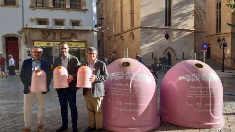 El alcalde de Palma, Jos&eacute; Hila, el presidente de Emaya, Ramon Perpiny&agrave;, y el gerente de Ecovidrio, Roberto Fuentes, en la presentaci&oacute;n de la campa&ntilde;a 'Recicla vidrio por ellas'