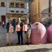 El alcalde de Palma, José Hila, el presidente de Emaya, Ramon Perpinyà, y el gerente de Ecovidrio, Roberto Fuentes, en la presentación de la campaña 'Recicla vidrio por ellas'