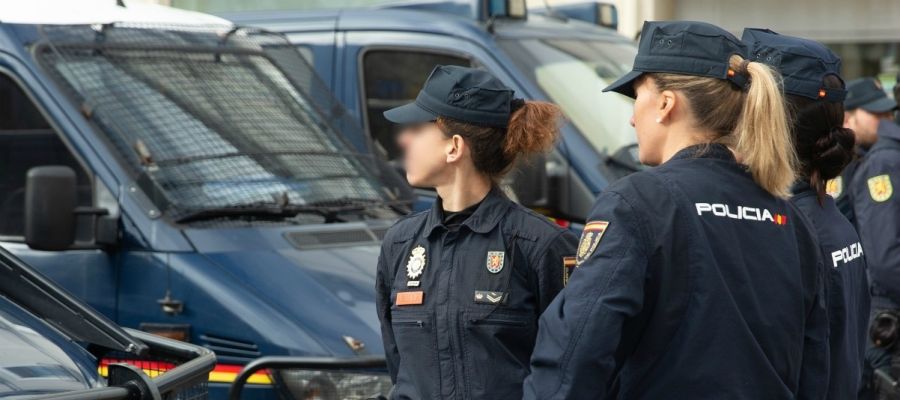 Dos mujeres agentes de la Policía Nacional Dos mujeres agentes de la Policía Nacional