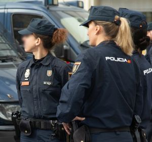 Dos mujeres agentes de la Policía Nacional Dos mujeres agentes de la Policía Nacional