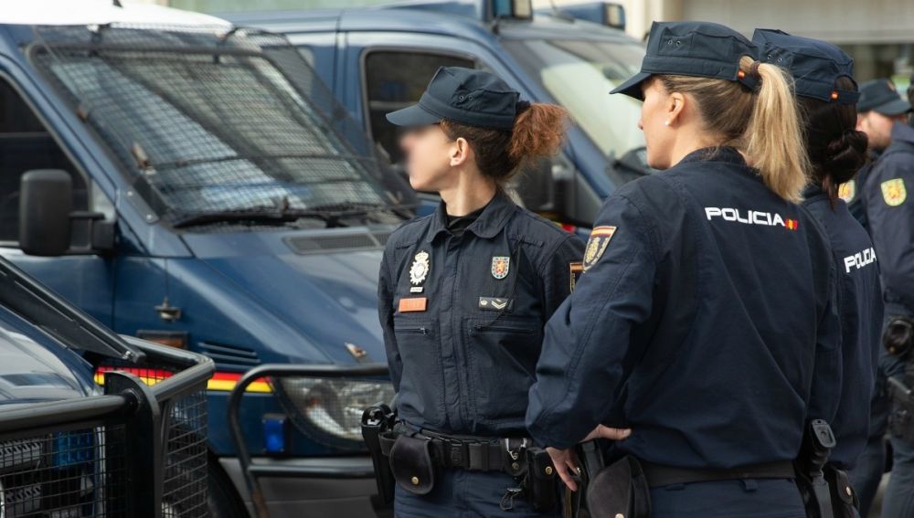 Dos mujeres agentes de la Policía Nacional