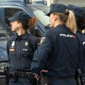 Dos mujeres agentes de la Policía Nacional Dos mujeres agentes de la Policía Nacional