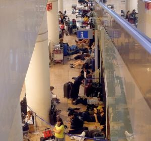 ientos de viajeros permanecen atrapados en el Aeropuerto de El Prat ientos de viajeros permanecen atrapados en el Aeropuerto de El Prat