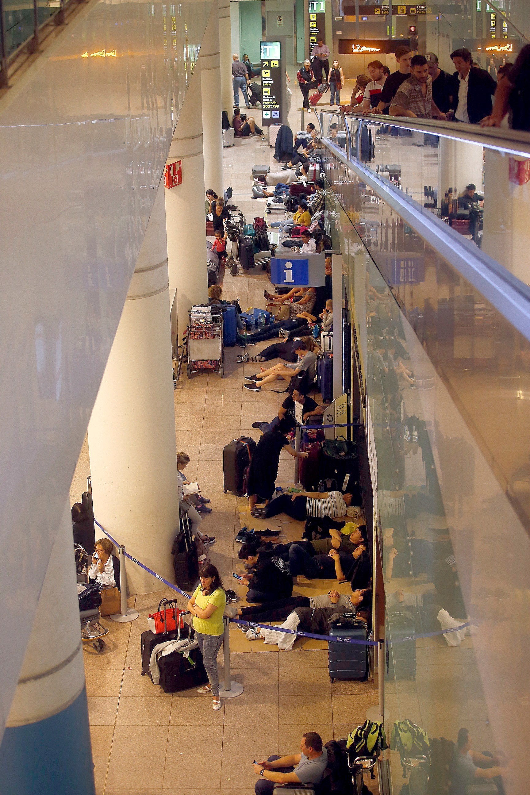 Centenares de personas pasan la noche en El Prat tras el bloqueo y las cancelaciones Centenares de personas pasan la noche en El Prat tras el bloqueo y las cancelaciones