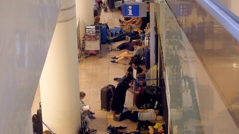 ientos de viajeros permanecen atrapados en el Aeropuerto de El Prat