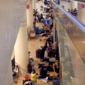 ientos de viajeros permanecen atrapados en el Aeropuerto de El Prat