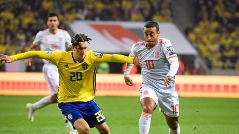 Thiago conduce el bal&oacute;n en el partido con la Selecci&oacute;n